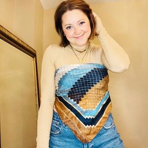 3/$25 🖤 Vintage Blues and Brown Scarf

Size: 26X26